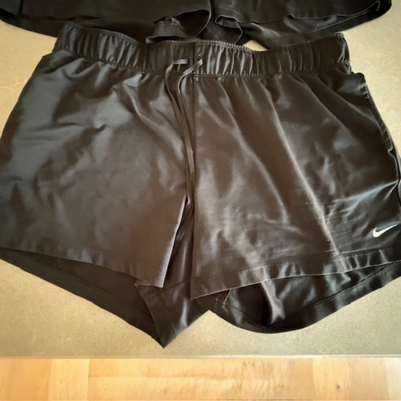 2 Nike Women's Black 4" Dri-Fit Athletic Pockets Shorts XL GUC See notes - Picture 2 of 8